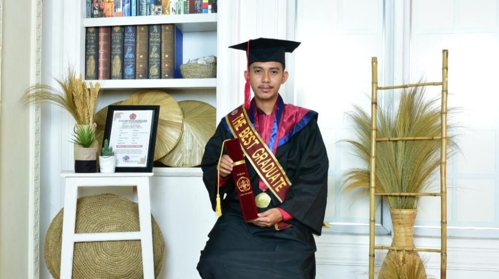 Wisudawan terbaik Fakultas Teknik, Universitas Sulawesi Tenggara (Unsultra), Adi Maliano.