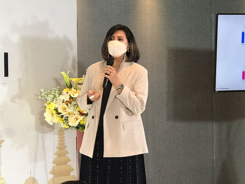 Brand Director Y.O.U Beauty, Ayu Anastasya saat menjelaskan produk unggulannya. Foto: Yusrin Ramadhan/Kendariinfo. (16/12/2021).