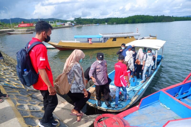 Naik Perahu, BIN Sultra Masifkan Vaksinasi Covid-19 ke Daerah Terpencil Naik Perahu, BIN Sultra Masifkan Vaksinasi Covid-19 ke Daerah Terpencil