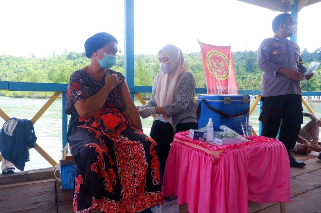 Proses vaksinasi Covid-19 di Kecamatan Moramo. Foto: BIN Sultra.