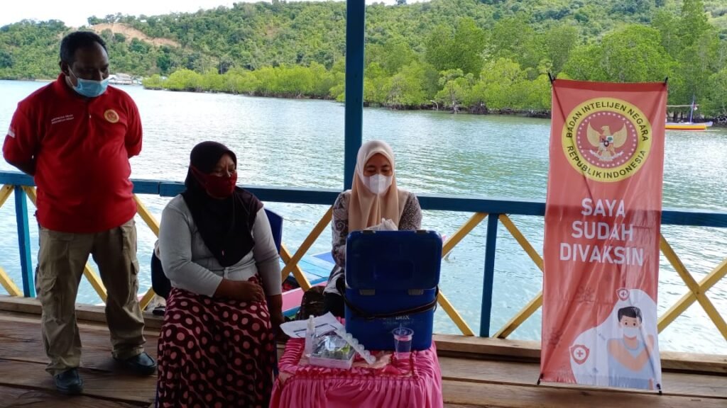 Proses vaksinasi Covid-19 di Kecamatan Moramo. Foto: BIN Sultra.