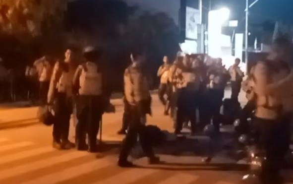 Kepolisian berjaga di Kendari Beach.