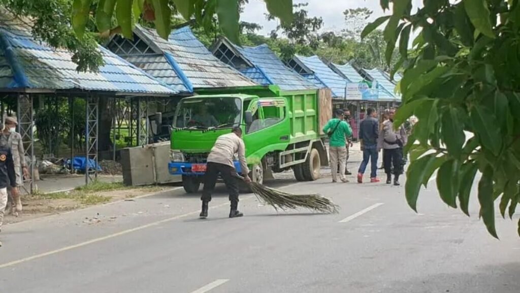 Puluhan personel dari kepolisian, TNI, dan Satpol PP membersihkan sisa sampah dan merapikan jualan warga di Kendari Beach.