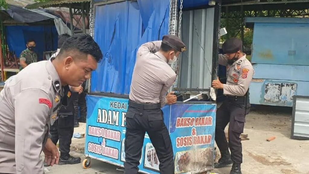 Puluhan personel dari kepolisian, TNI, Satpol PP membersihkan sisa sampah dan merapikan jualan warga di Kendari Beach.