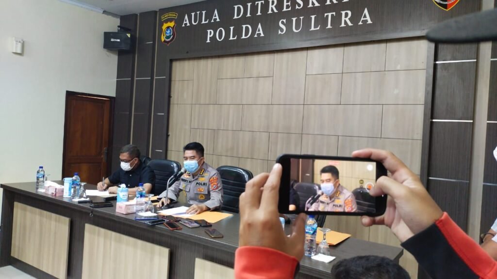 Konferensi pers Polda Sultra atas bentrok dua kelompok masyarakat di Kota Kendari. Foto: Ferito Julyadi/Kendariinfo. (18/12/2021).