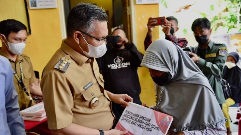 Pemkot Kendari Beri Bantuan kepada 23 Lansia di Kelurahan Bende Pemkot Kendari Beri Bantuan kepada 23 Lansia di Kelurahan Bende