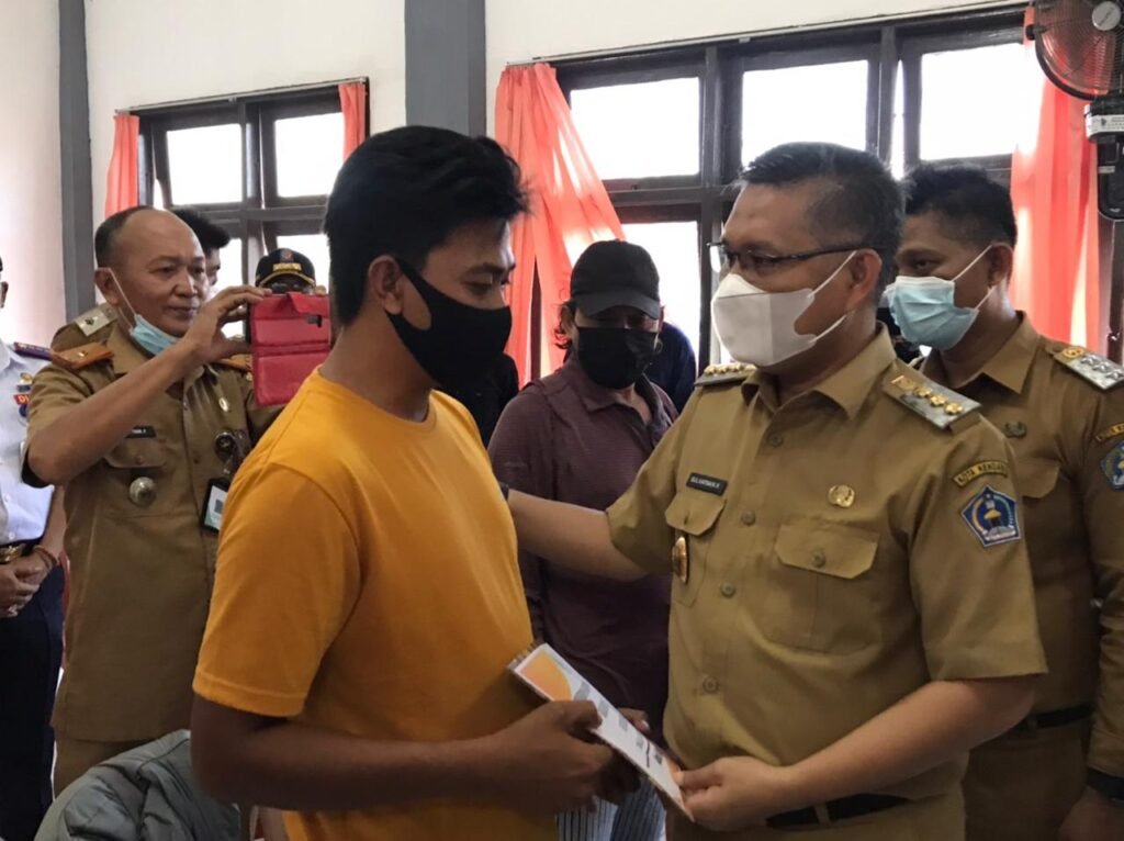 Penyerahan bantuan korban bentrok di Kendari, secara simbolis diberikan oleh Wali Kota Kendari, Sulkarnain Kadir. Foto: Yusrin Ramadhan/Kendariinfo. (20/12/2021).