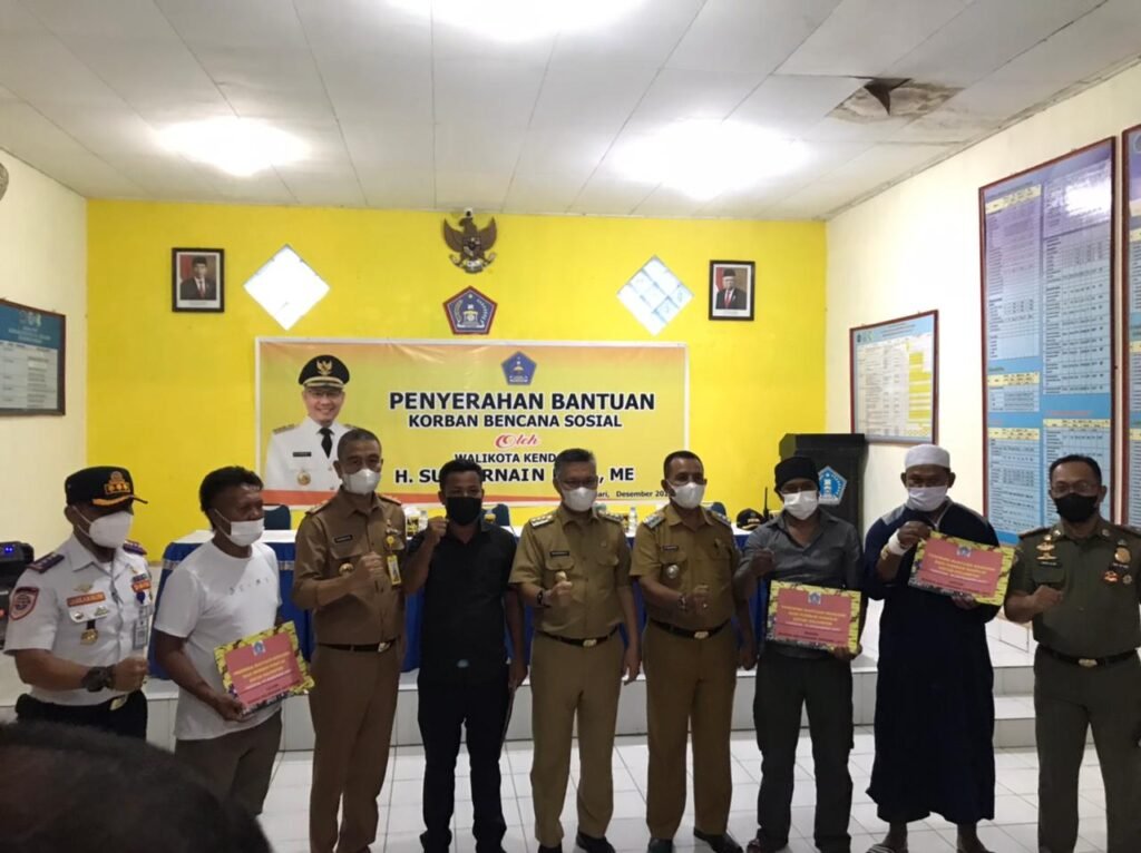Empat korban di Kecamatan Kendari mendapat bantuan ganti rugi dari Pemkot Kendari. Foto: Yusrin Ramadhan/Kendariinfo. (20/12/2021).