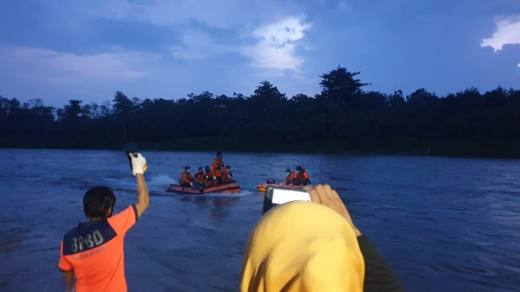 Proses evakuasi korban yang tenggelam di Bendungan Wawotobi, Sungai Konaweha, Kabupaten Konawe. Foto: Basarnas Kendari. (20/12/2021).