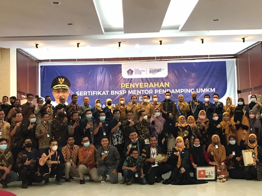 Foto bersama Wali Kota Kendari, Sulkarnain Kadir (tengah) dan mentor serta pelaku UMKM. Foto: Yusrin Ramadhan/Kendariinfo. (21/12/2021).