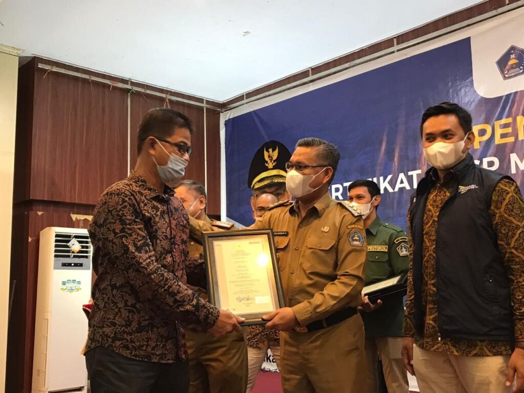 Penyerahan sertifikat dari BNSP oleh Wali Kota Kendari, Sulkarnain Kadir kepada mentor UMKM Kota Kendari. Foto: Yusrin Ramadhan/Kendariinfo. (21/12/2021).