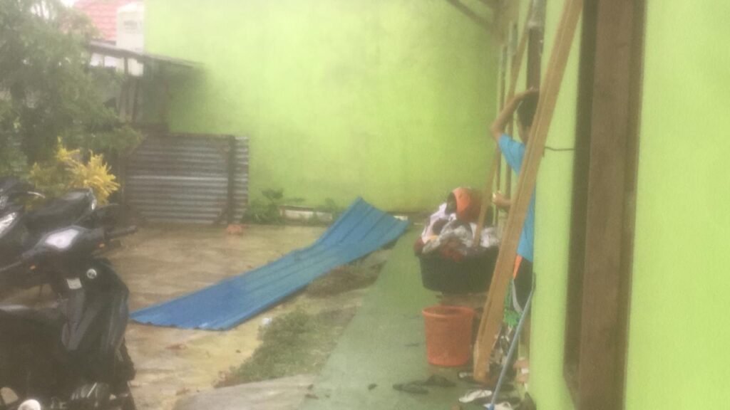 Seng terbuka dan jatuh akibat angin kencang. Foto: Istimewa.