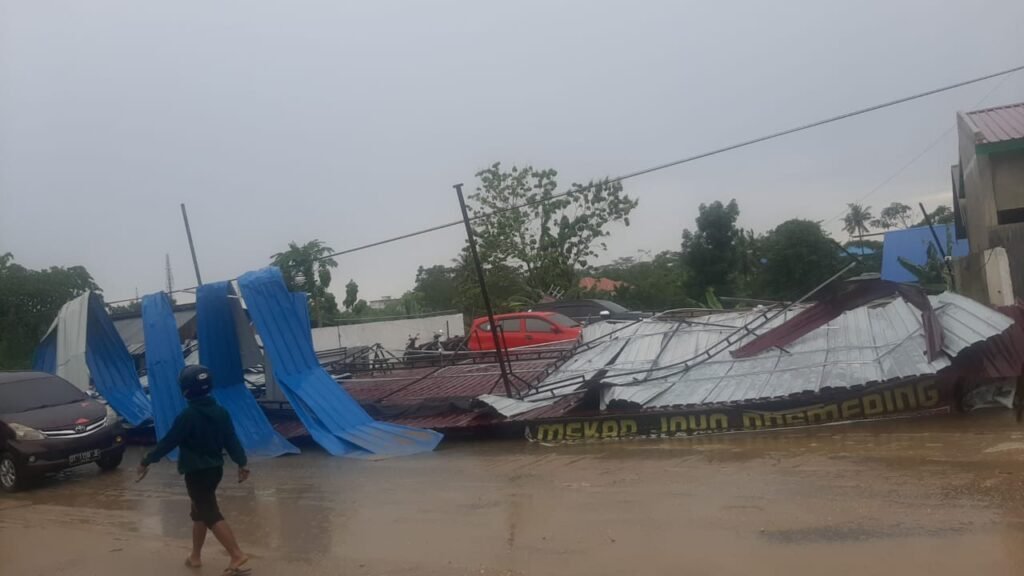 Pencucian mobil Mekar Jaya Dosmering ambruk. Foto: Istimewa.
