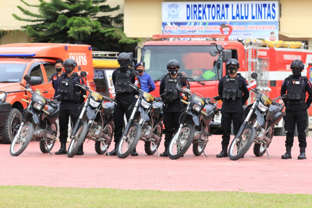 Upacara gelar pasukan pengamanan Operasi Lilin Anoa 2021 di Lapangan Presisi Polda Sultra.