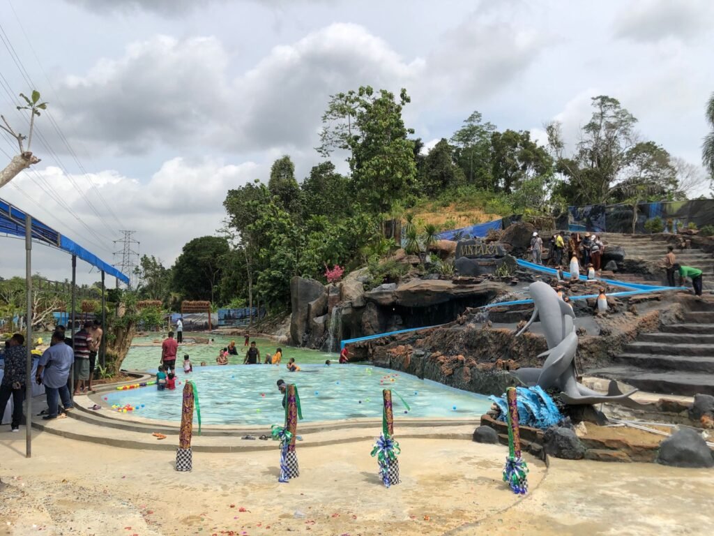Mantara Waterpark berlokasi di Jalan Sarano Puuwatu, Kelurahan Abeli Dalam, Kecamatan Puuwatu.