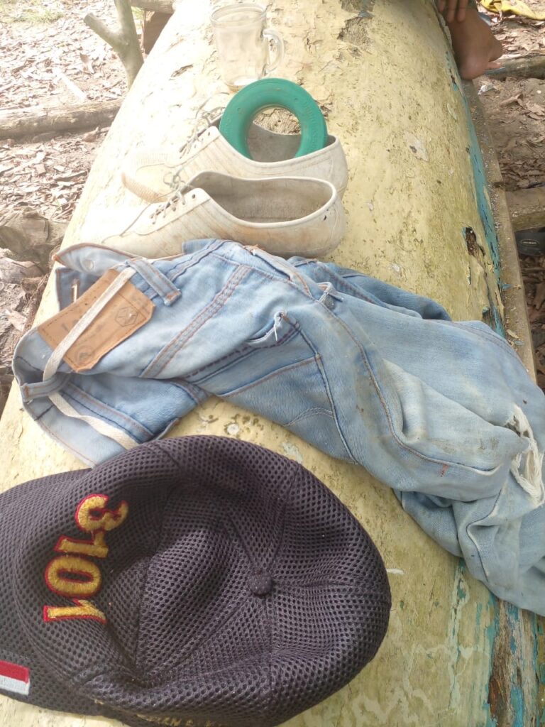Barang milik korban yang berhasil ditemukan. Foto: Intan Nur Aziza/Kendariinfo. (24/12/2021).