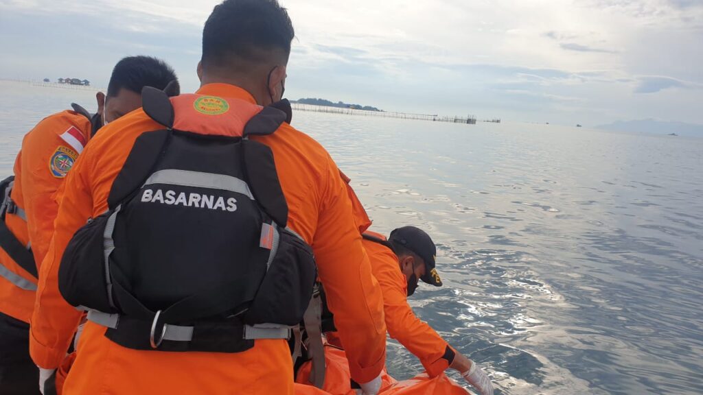 Proses evakuasi korban, La Rahima. Foto: Basarnas Kendari.