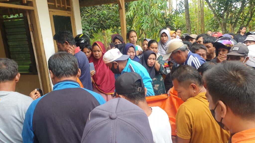 Proses evakuasi korban, La Rahima. Foto: Basarnas Kendari.