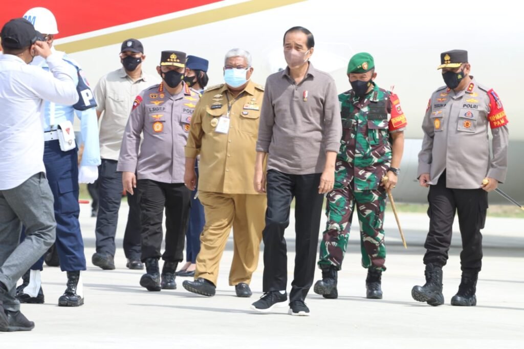 Presiden Jokowi tiba di Bandara Haluoleo Kendari.