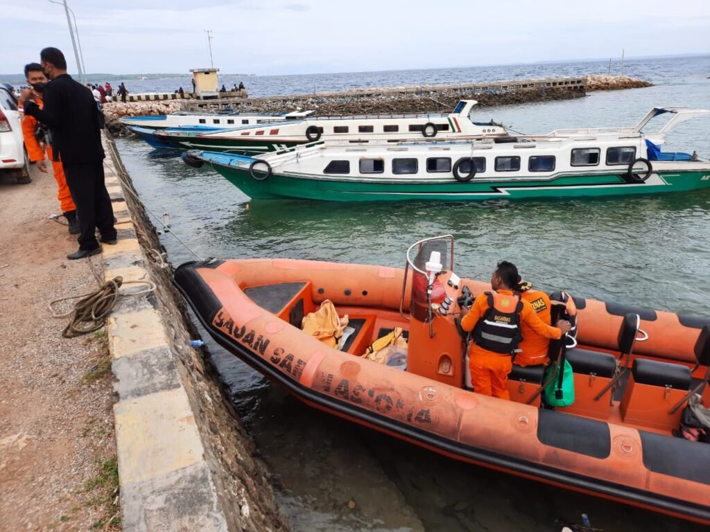 Basarnas Kendari melakukan pencarian. Foto: Istimewa.