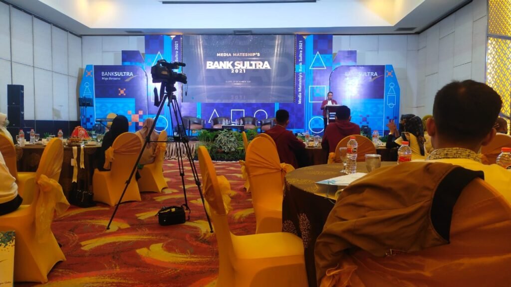 Direktur Utama Bank Sultra, Abdul Latif dalam sambutan pagelaran acara tahunan Media Mateship's Bank Sultra. 