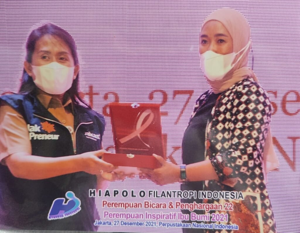 Ulfiah saat menerima penghargaan dari Kemen PPPA. Foto: Istimewa.