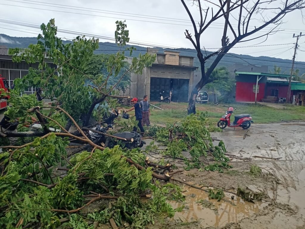 Petugas Polisi Pamong Praja (Pol PP) dan Pemadam Kebakaran (Damkar) melakukan inisiatif kebersihan di Kecamatan Rumbia, Kabupaten Bombana.