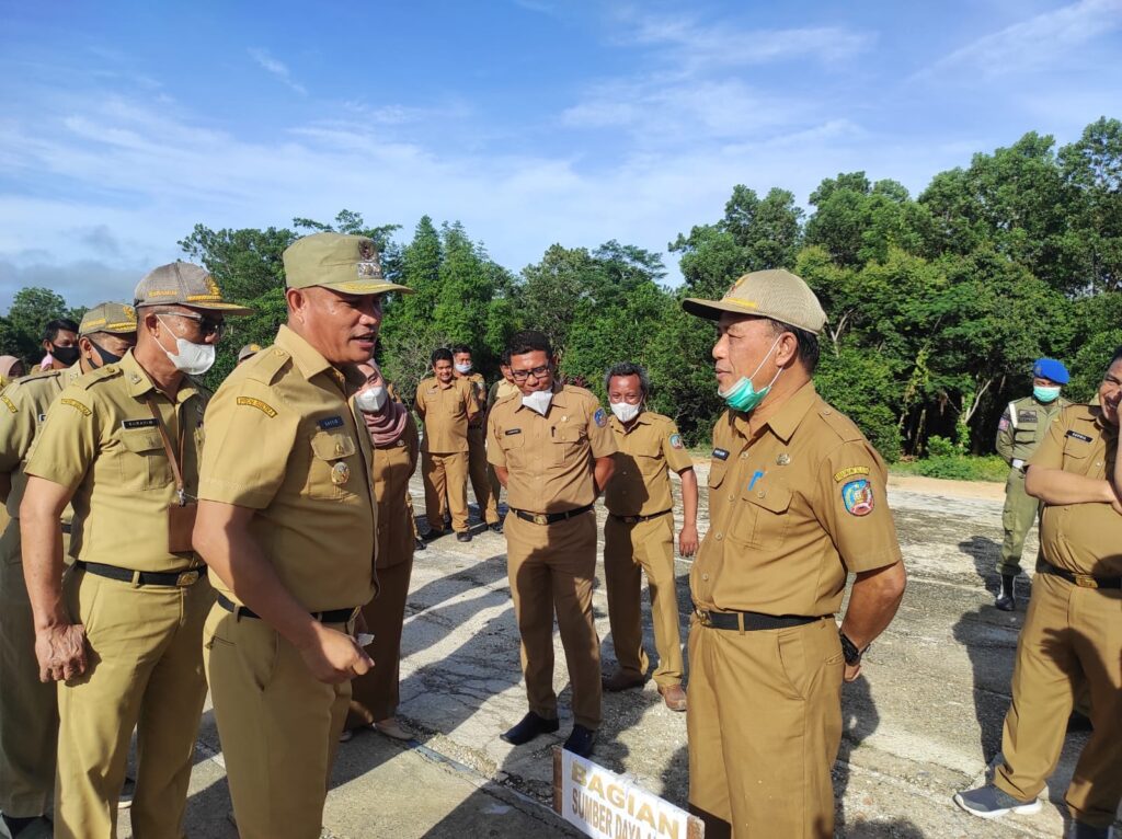 Wagub Konsel, Rasyid saat bersama stafnya. Foto: Istimewa.