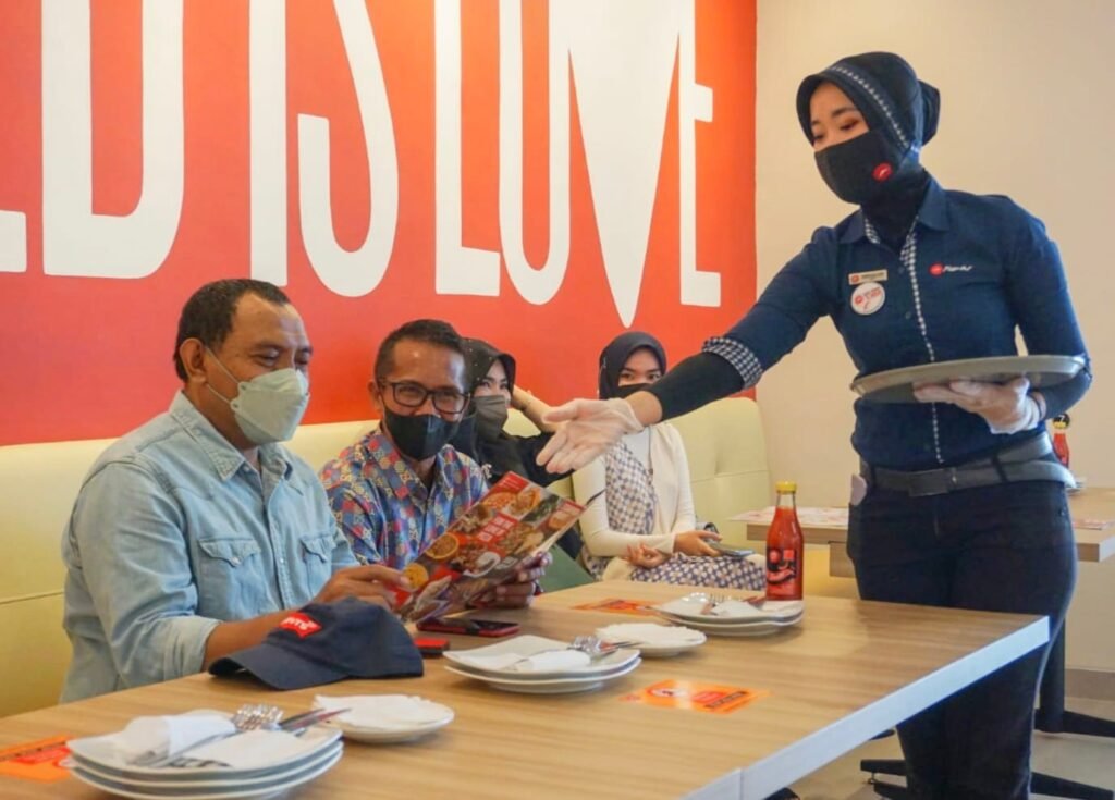 Wakil Wali Kota Baubau, La Ode Ahmad Monianse saat mencoba sajian Pizza Hut di Kota Baubau.