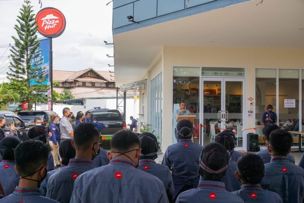 Wakil Wali Kota Baubau, La Ode Ahmad Monianse saat memberikan sambutan dalam peresmian Pizza Hut di Kota Baubau.