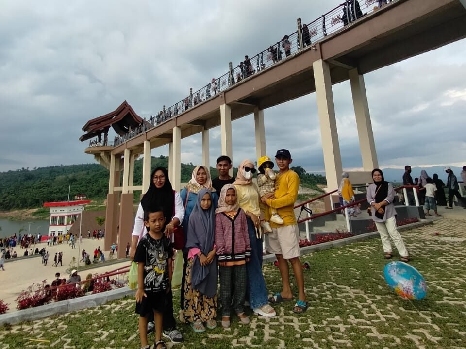 Antusias masyarakat berswafoto di Bendungan Ladongi, Kolaka Timur (Koltim).