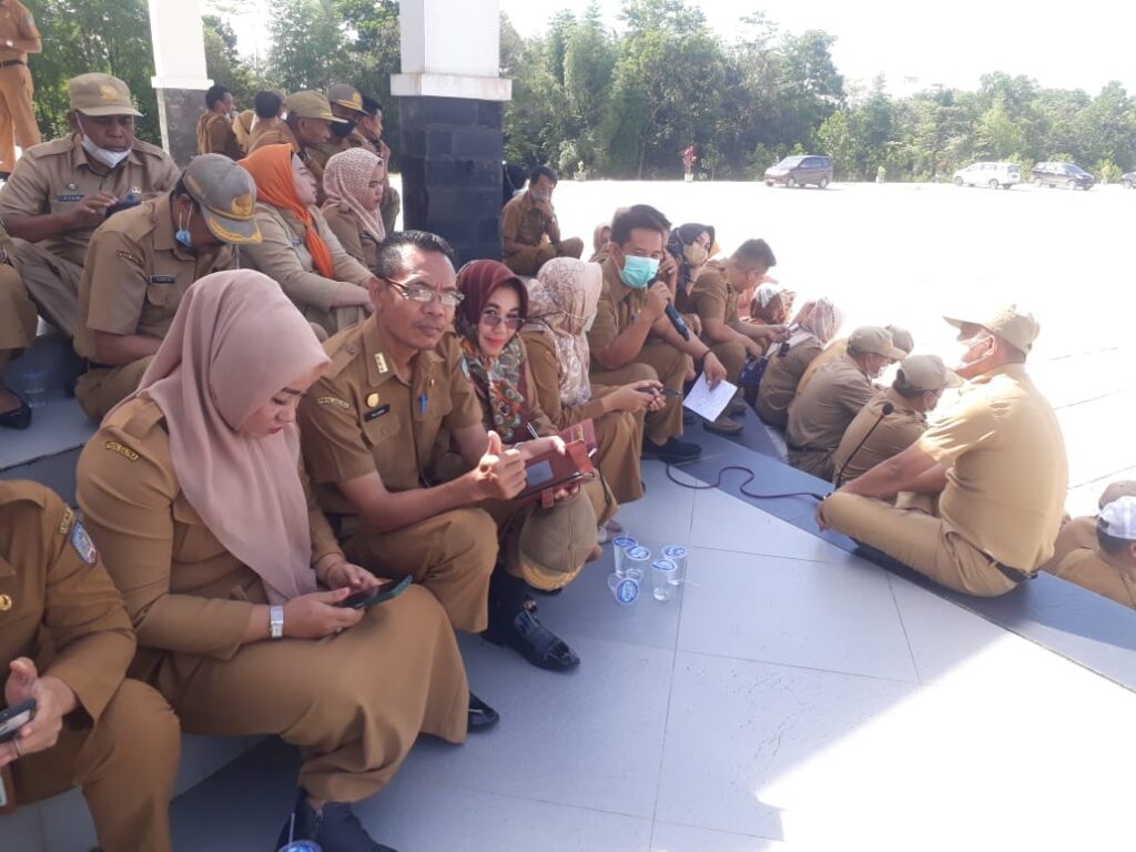 Wagub Konsel, Rasyid saat duduk bersama stafnya. Foto: Istimewa.