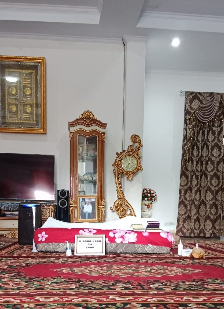 Jenazah Almarhum H. Abdul Kadir di rumah duka. Foto: Istimewa.