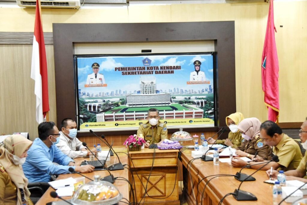 Rapat koordinasi rencana pengalihan kewenangan sejumlah aset Pemkot Kendari kepada Perusahaan Umum Daerah (Perumda).