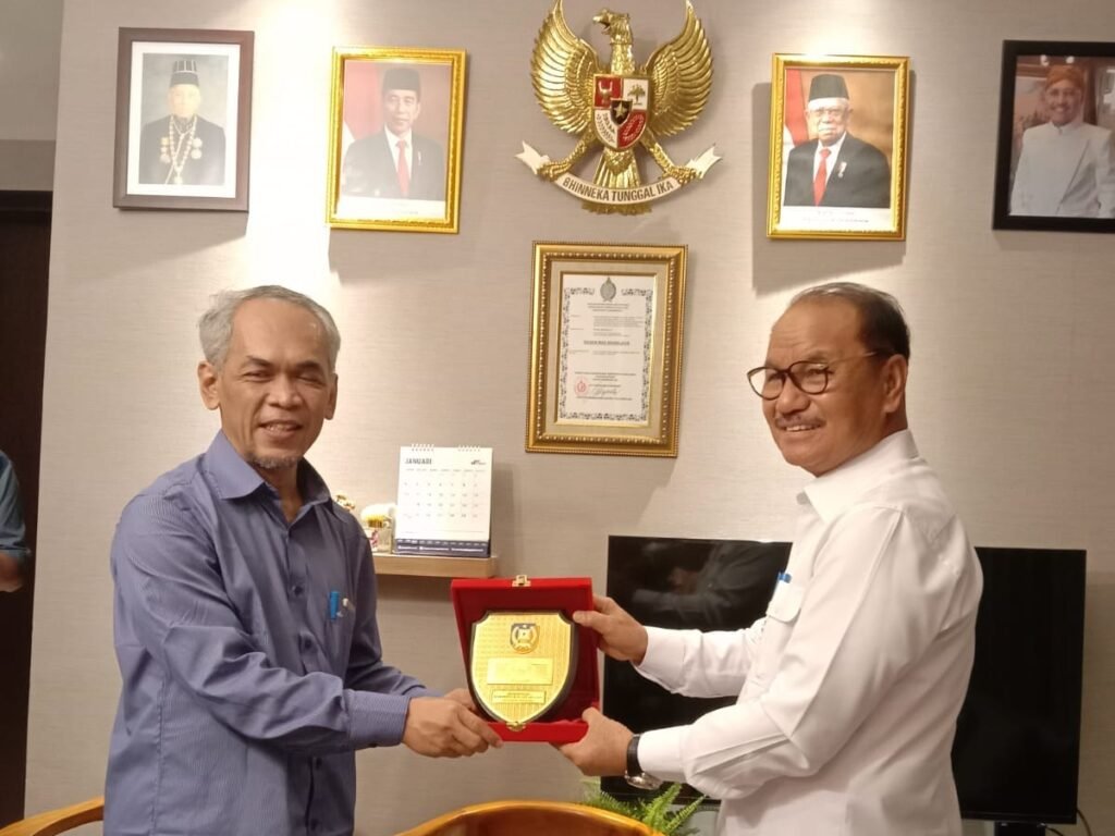 Pemberian cendera mata Bupati Konsel, Surunuddin Dangga kepada Sekretaris LPP HBDH, Saiful Anwar usai menandatangani NPH. 