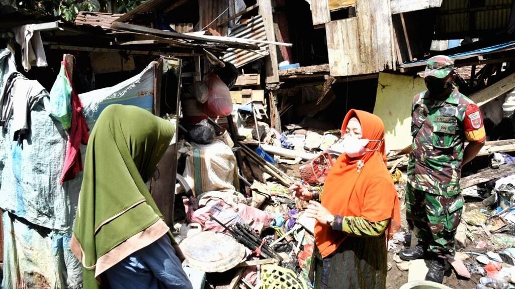 Ketua Tim Penggerak PKK Kota Kendari, Sri Lestari Sulkarnain saat datang untuk memberikan bantuan kepada pemilik rumah tak layak huni.