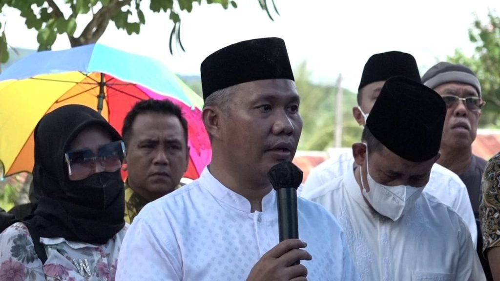 Wali Kota Kendari, Sulkarnain Kadir mengantarkan kepergian sang ayahanda di TPU Punggolaka.
