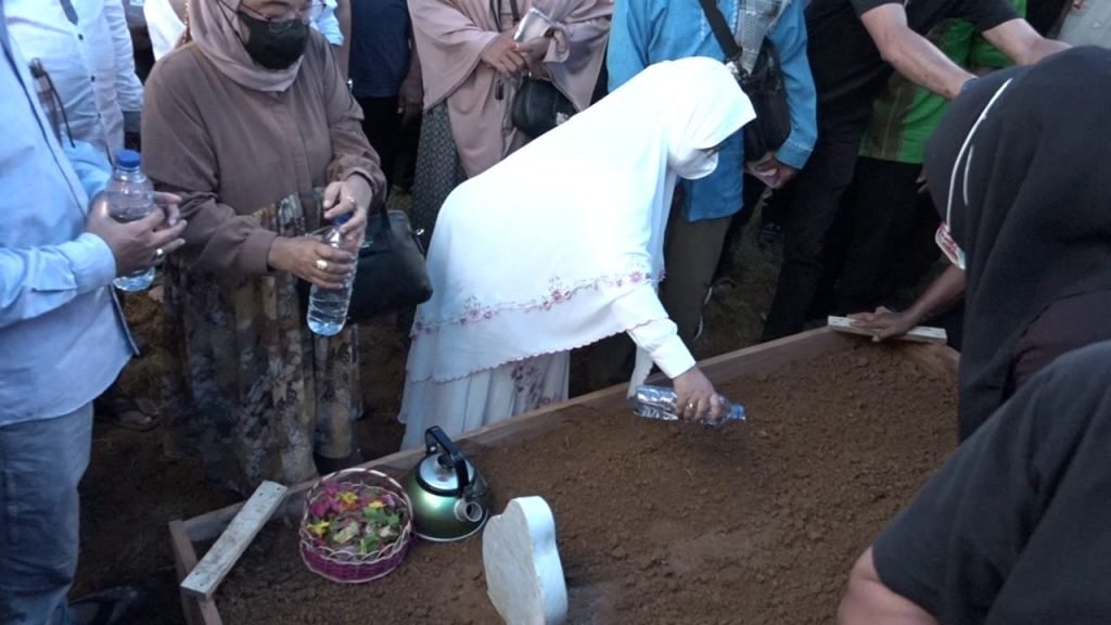 Pemakaman Ayahanda Wali Kota Kendari di TPU Punggolaka Pemakaman Ayahanda Wali Kota Kendari di TPU Punggolaka