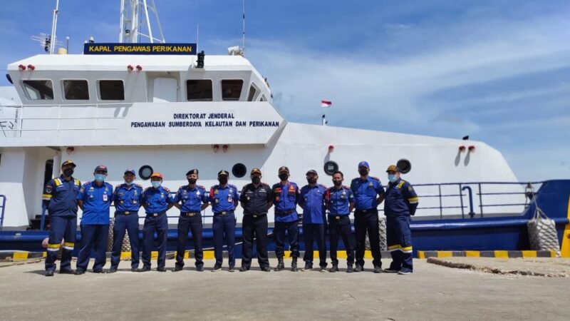 Tim dari Dinas Kebakaran Kota Kendari melakukan pengecekan di Kapal Pengawas Perikanan. Foto: Istimewa.