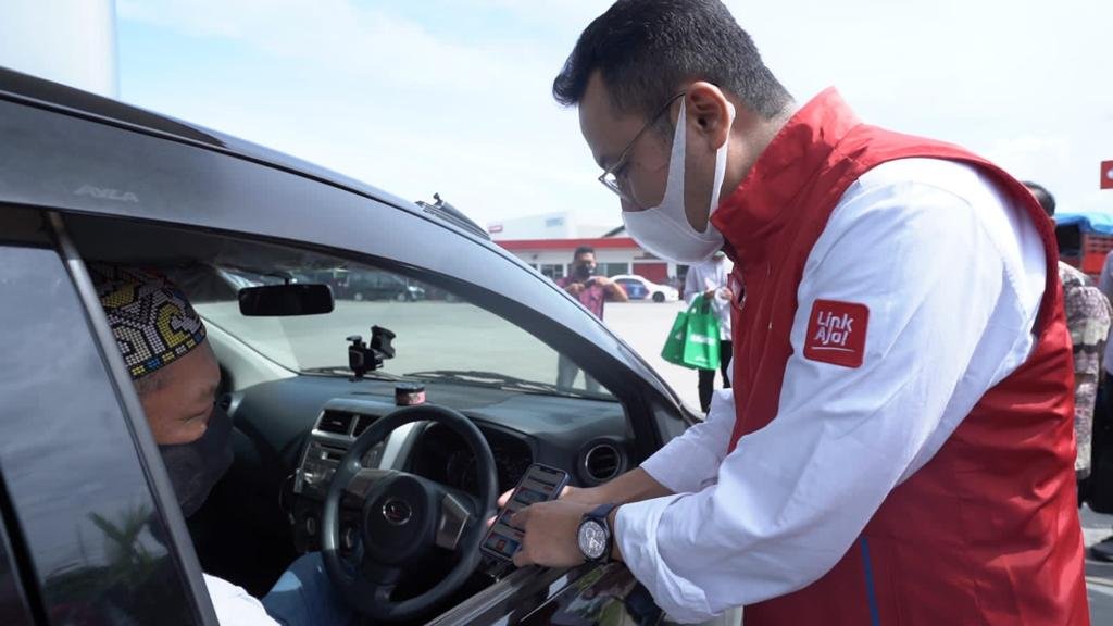 Direktur Pemasaran Regional PT Pertamina Patra Niaga, Mars Ega Legowo saat menunjukkan fitur MyPertamina kepada konsumen. 