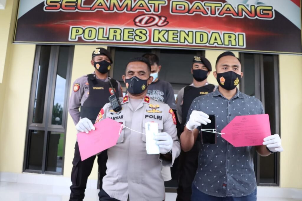 Kabag Ops Polres Kendari, AKP Bachtiar (kiri) dan Kasat Reskrim Polres Kendari, AKP Gede Pranata Wiguna (kanan) amankan pelaku dan barang bukti hp curian.