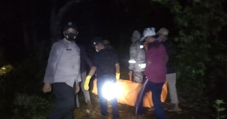 Proses evakuasi pria yang tewas karena diduga gantung diri.