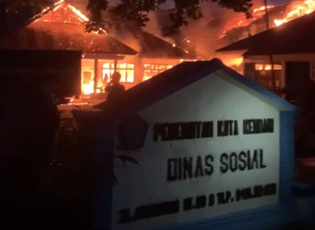 Kebakaran di Kantor Dinas Sosial Kota Kendari.