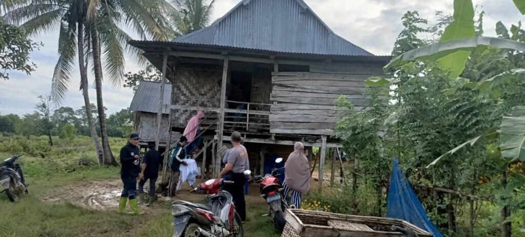 Umi Barira (30) dan Tamlikul Fatha Imama (12) yang tewas tersambar petir di Desa Labokolo, Kecamatan Tiworo Tengah, Kabupaten Muna Barat (Mubar).