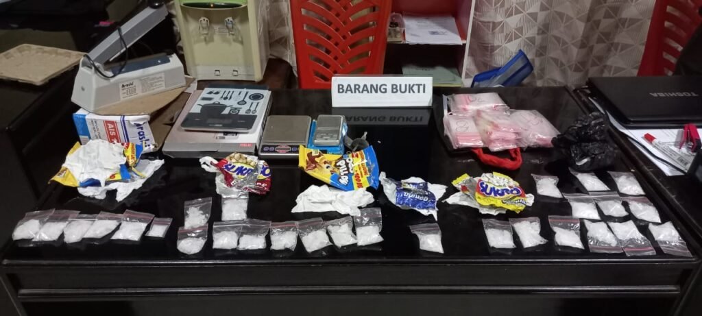 Barang bukti sabu-sabu seberat 266 gram yang diamankan dari kedua pelaku.