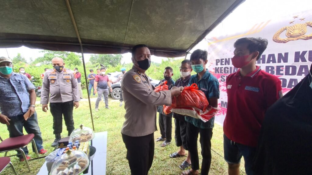 Pelaksanaan bakti sosial oleh IKABA Polda Sultra untuk memperingati 19 tahun pengabdian.