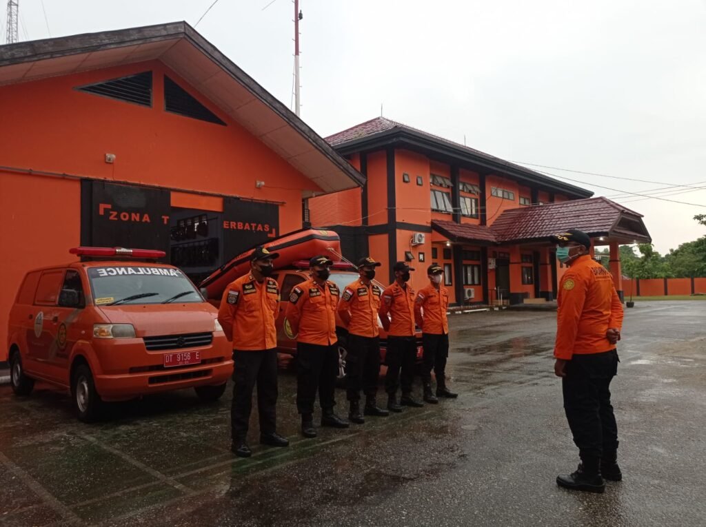 Tim Rescue Basarnas Kendari saat akan berangkat ke lokasi kejadian.