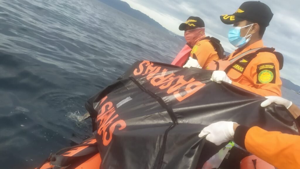 Tim SAR Gabungan mengevakuasi korban.
