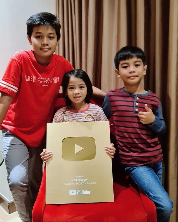 Abil, Fatan, dan Key saat memegang YouTube Golden Play Button. Foto: Istimewa.