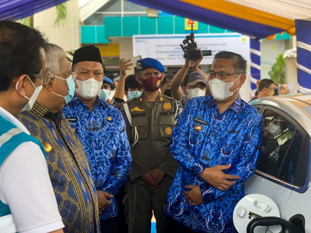 Gubernur Sultra, GM PLN Sulselrabar, Wali Kota Kendari, Bupati Konut saat peresmian SPKLU PLN Rayon Wuawua. Foto: Nasrun Katingka/Kendariinfo. (17/1/2022).